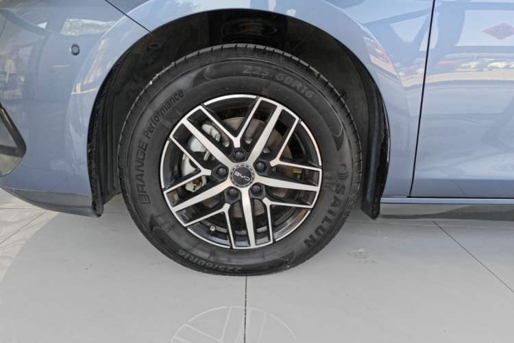 Used BYD Seal 05 DM-i 2025 DM-i Intelligent Drive 120KM Flagship Model Left Front Wheel Hub