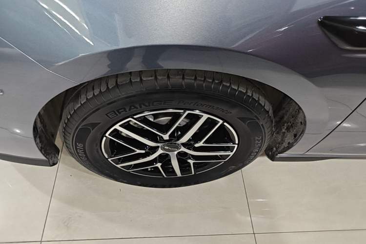Used BYD Seal 05 DM-i 2025 DM-i Intelligent Drive 120KM Flagship Model Left Front Wheel Hub