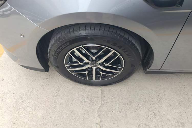 Used BYD Seal 05 DM-i 2025 DM-i Intelligent Drive 120KM Flagship Model Left Front Wheel Hub
