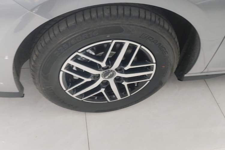 Used BYD Seal 05 DM-i 2025 DM-i Intelligent Drive 120KM Flagship Model Left Front Wheel Hub