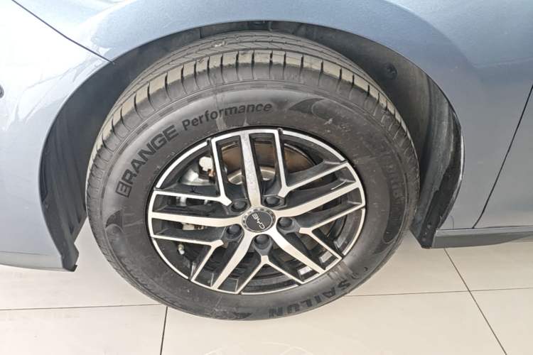 Used BYD Seal 05 DM-i 2025 DM-i Intelligent Drive 120KM Flagship Model Left Front Wheel Hub
