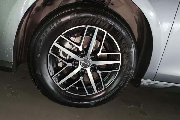 Used BYD Seal 05 DM-i 2025 DM-i Intelligent Drive 120KM Flagship Model Left Front Wheel Hub