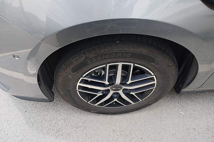 Used BYD Seal 05 DM-i 2025 DM-i Intelligent Drive 120KM Flagship Model Left Front Wheel Hub