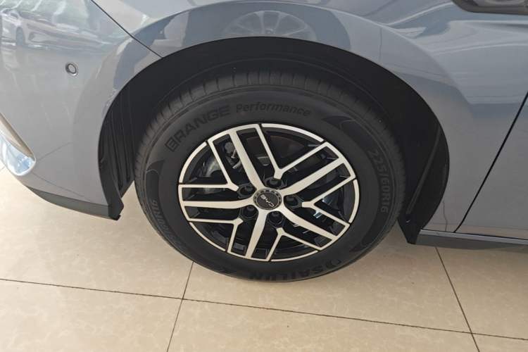Used BYD Seal 05 DM-i 2025 DM-i Intelligent Drive 120KM Flagship Model Left Front Wheel Hub