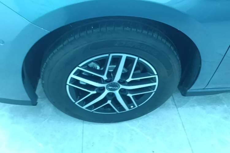 Used BYD Seal 05 DM-i 2025 DM-i Intelligent Drive 120KM Flagship Model Left Front Wheel Hub