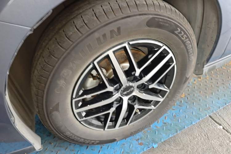 Used BYD Seal 05 DM-i 2025 DM-i Intelligent Drive 120KM Flagship Model Left Front Wheel Hub