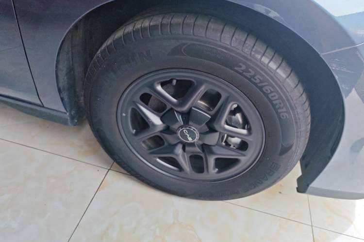 Used BYD Seal 05 DM-i 2025 DM-i Smart Drive 55KM Luxury Model Right Front Wheel Hub