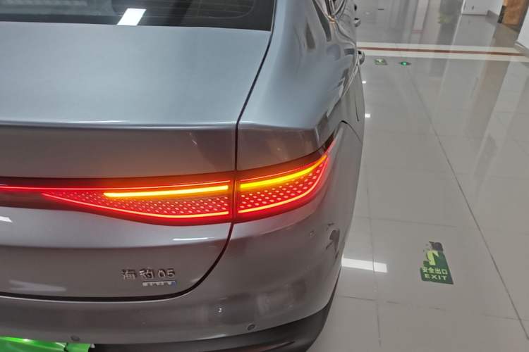 Used BYD Seal 05 DM-i 2025 DM-i Intelligent Drive 120KM Flagship Model Right Rear Taillight