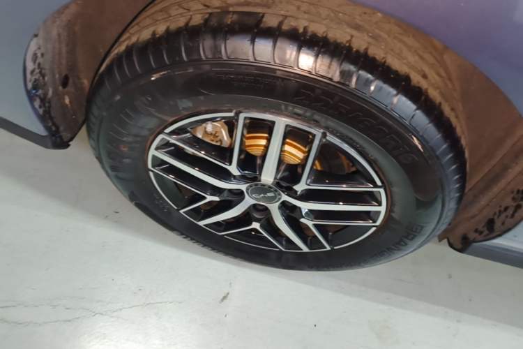 Used BYD Seal 05 DM-i 2025 DM-i Intelligent Drive 120KM Flagship Model Right Rear Wheel Hub
