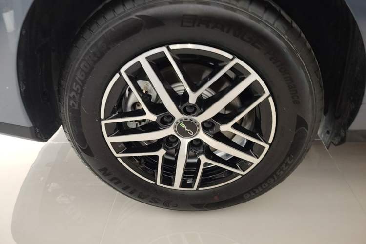 Used BYD Seal 05 DM-i 2025 DM-i Intelligent Drive 120KM Flagship Model Right Rear Wheel Hub