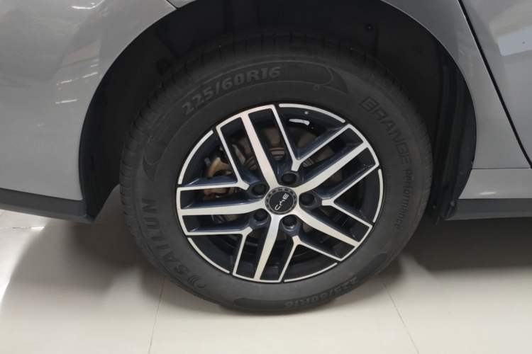Used BYD Seal 05 DM-i 2025 DM-i Intelligent Drive 120KM Flagship Model Right Rear Wheel Hub