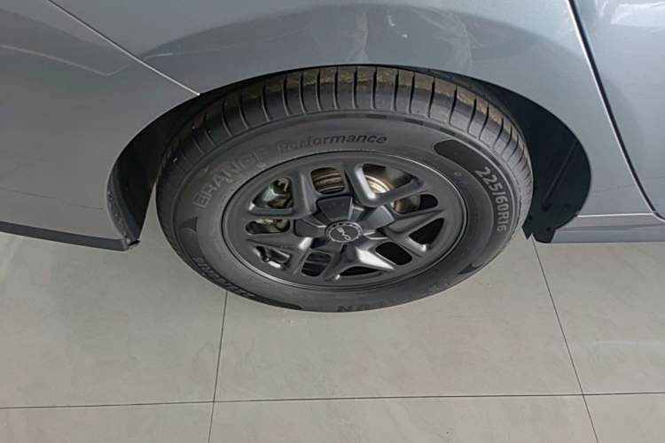 Used BYD Seal 05 DM-i 2025 DM-i Smart Drive 55KM Luxury Model Right Rear Wheel Hub