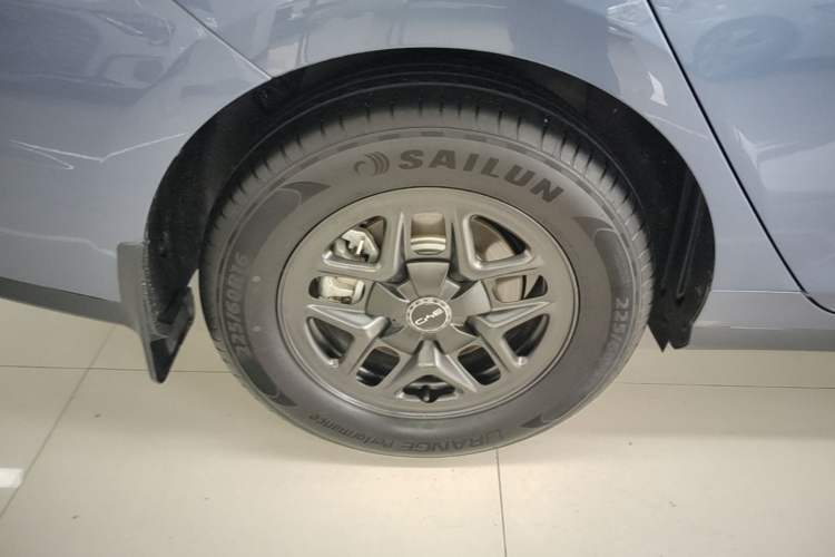 Used BYD Seal 05 DM-i 2025 DM-i Smart Drive 55KM Luxury Model Right Rear Wheel Hub
