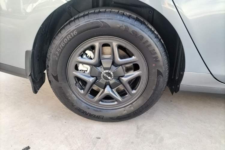 Used BYD Seal 05 DM-i 2025 DM-i Smart Drive 55KM Luxury Model Right Rear Wheel Hub