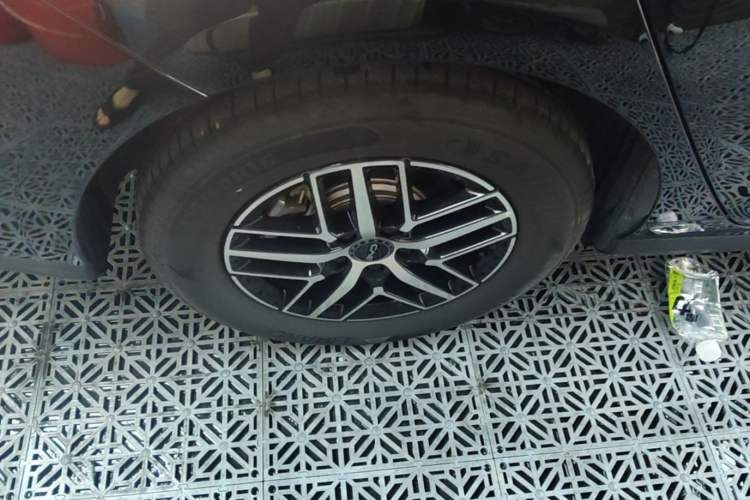 Used BYD Seal 05 DM-i 2025 DM-i Intelligent Drive 120KM Flagship Model Right Rear Wheel Hub