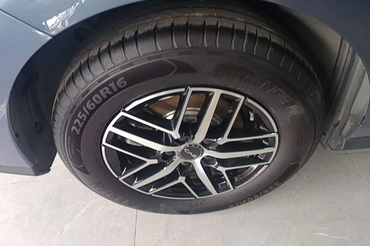 Used BYD Seal 05 DM-i 2025 DM-i Intelligent Drive 120KM Flagship Model Right Rear Wheel Hub