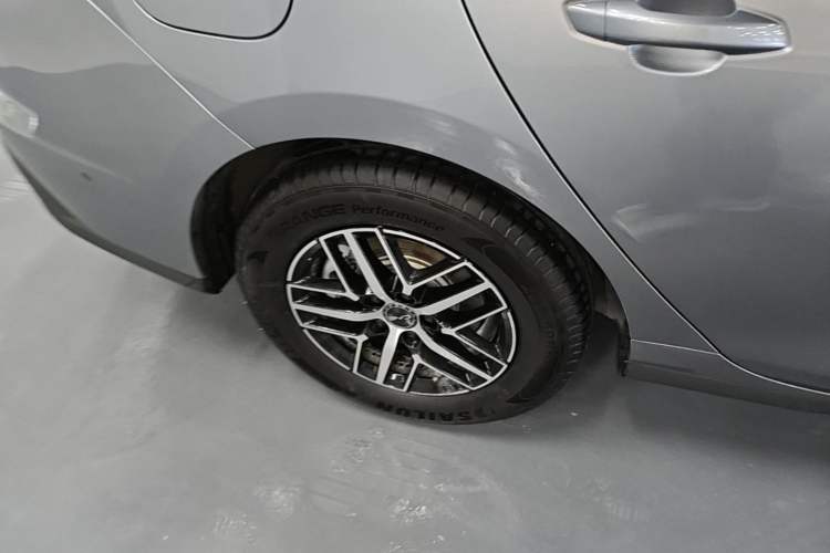 Used BYD Seal 05 DM-i 2025 DM-i Intelligent Drive 120KM Flagship Model Right Rear Wheel Hub