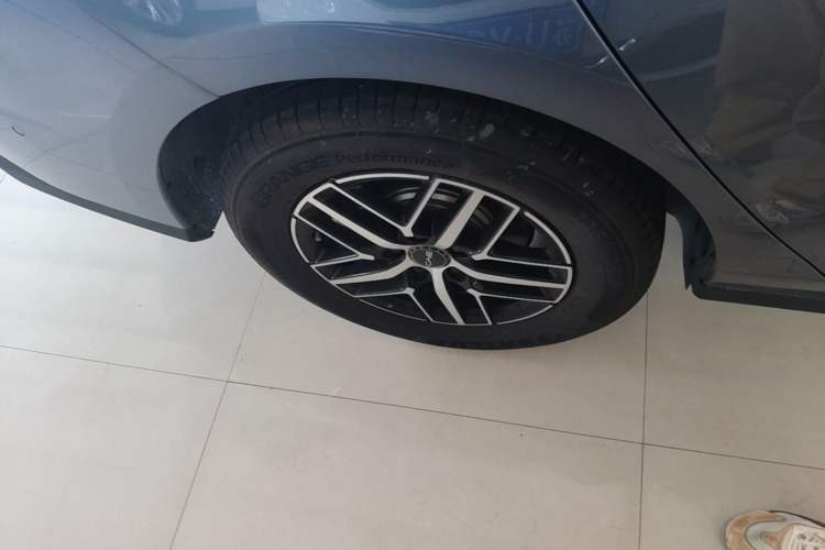 Used BYD Seal 05 DM-i 2025 DM-i Intelligent Drive 120KM Flagship Model Right Rear Wheel Hub