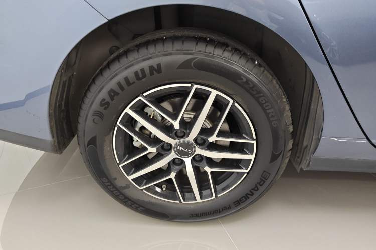 Used BYD Seal 05 DM-i 2025 DM-i Intelligent Drive 120KM Flagship Model Right Rear Wheel Hub