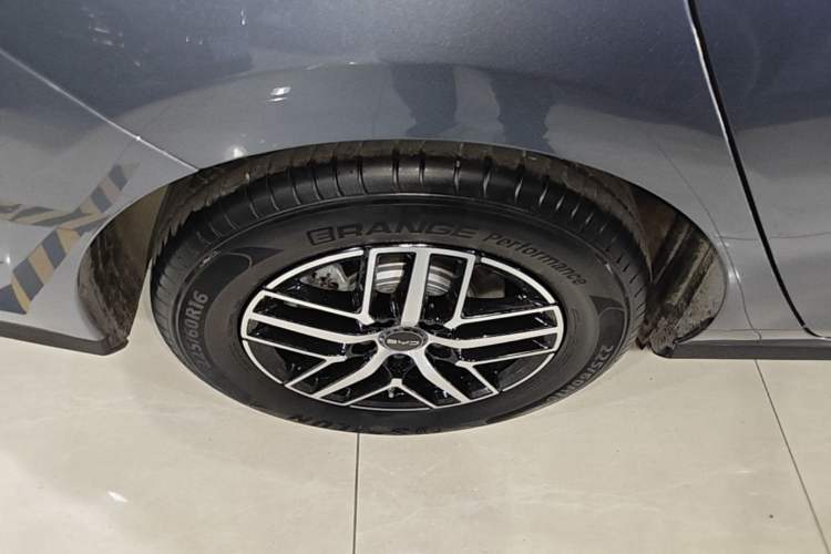 Used BYD Seal 05 DM-i 2025 DM-i Intelligent Drive 120KM Flagship Model Right Rear Wheel Hub