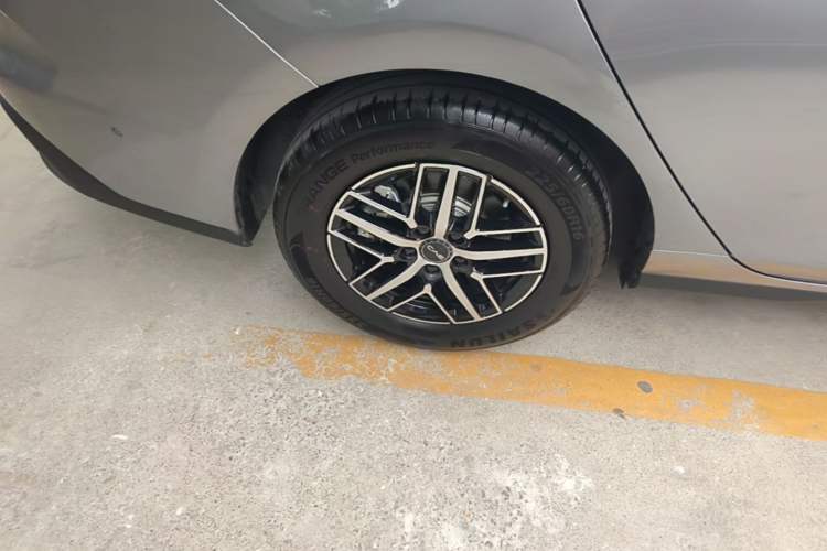 Used BYD Seal 05 DM-i 2025 DM-i Intelligent Drive 120KM Flagship Model Right Rear Wheel Hub