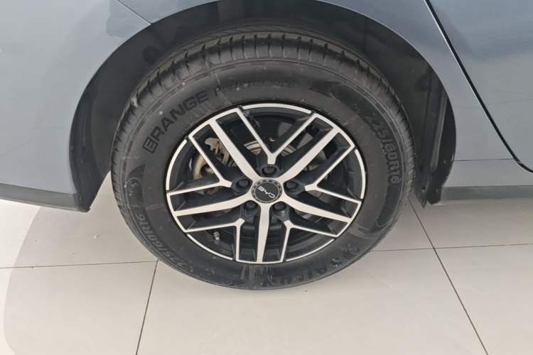 Used BYD Seal 05 DM-i 2025 DM-i Intelligent Drive 120KM Flagship Model Right Rear Wheel Hub