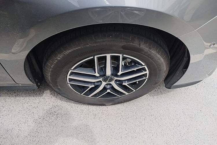 Used BYD Seal 05 DM-i 2025 DM-i Intelligent Drive 120KM Flagship Model Right Rear Wheel Hub