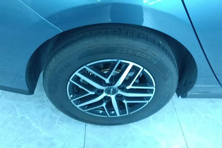 Used BYD Seal 05 DM-i 2025 DM-i Intelligent Drive 120KM Flagship Model Right Rear Wheel Hub
