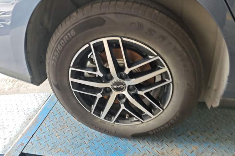 Used BYD Seal 05 DM-i 2025 DM-i Intelligent Drive 120KM Flagship Model Right Rear Wheel Hub