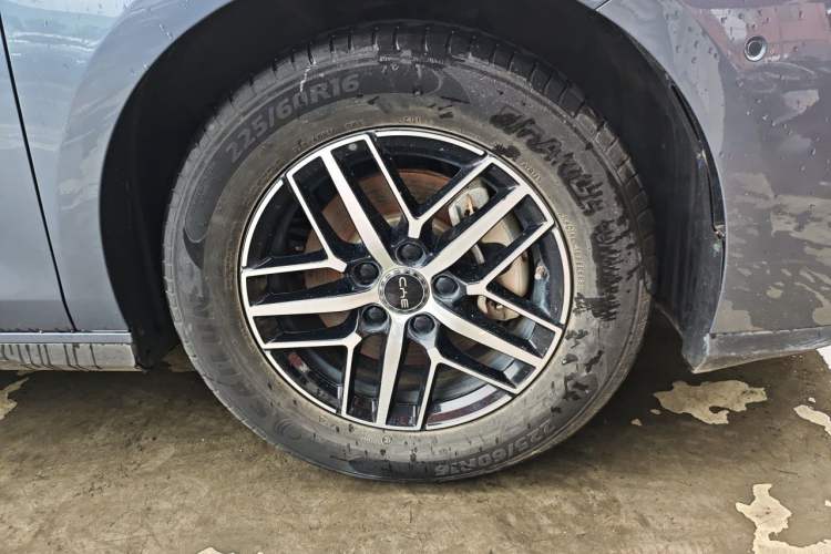 Used BYD Seal 05 DM-i 2025 DM-i Intelligent Drive 120KM Flagship Model Right Front Wheel Hub