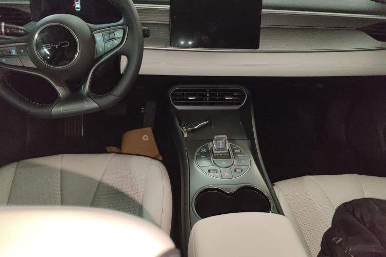 Used BYD Seal 05 DM-i 2025 DM-i Smart Drive 55KM Luxury Model Audio And AC Panel