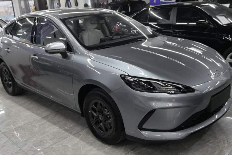 Used BYD Seal 05 DM-i 2025 DM-i Smart Drive 55KM Luxury Model Front Right 45 Deg