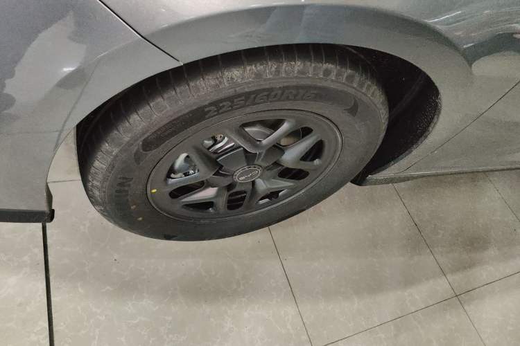 Used BYD Seal 05 DM-i 2025 DM-i Smart Drive 55KM Luxury Model Left Front Wheel Hub