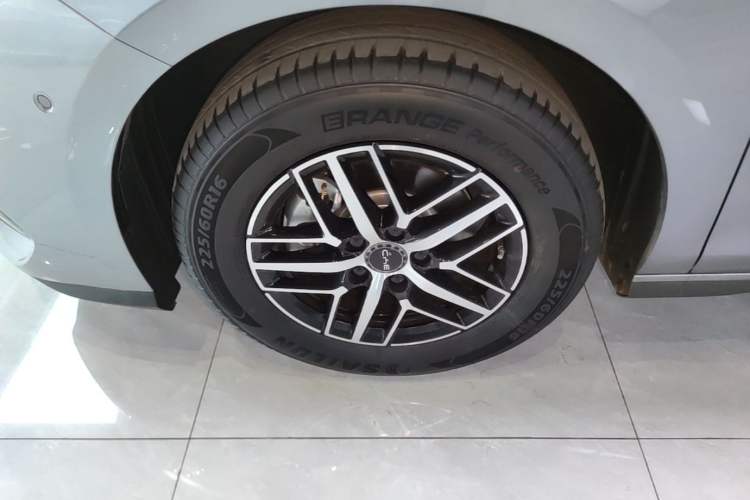 Used BYD Seal 05 DM-i 2025 DM-i Intelligent Drive 120KM Flagship Model Left Front Wheel Hub
