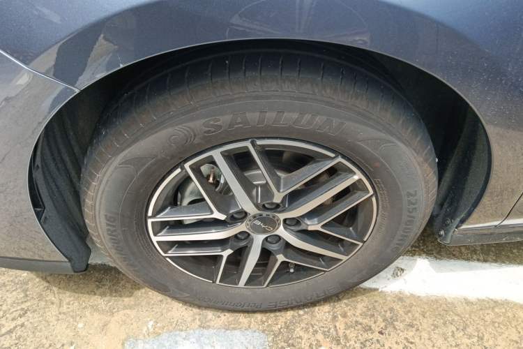 Used BYD Seal 05 DM-i 2025 DM-i Intelligent Drive 120KM Flagship Model Left Front Wheel Hub