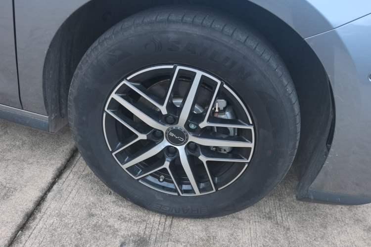 Used BYD Seal 05 DM-i 2025 DM-i Intelligent Drive 120KM Flagship Model Right Front Wheel Hub