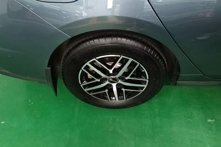 Used BYD Seal 05 DM-i 2025 DM-i Intelligent Drive 120KM Flagship Model Right Rear Wheel Hub