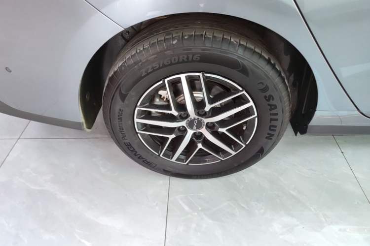 Used BYD Seal 05 DM-i 2025 DM-i Intelligent Drive 120KM Flagship Model Right Rear Wheel Hub
