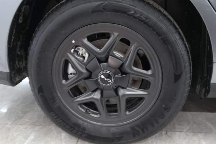 Used BYD Seal 05 DM-i 2025 DM-i Smart Drive 55KM Luxury Model Right Rear Wheel Hub
