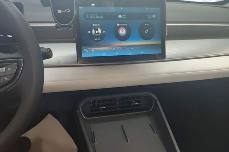 Used BYD Seal 05 DM-i 2025 DM-i Smart Drive 55KM Luxury Model Audio And AC Panel