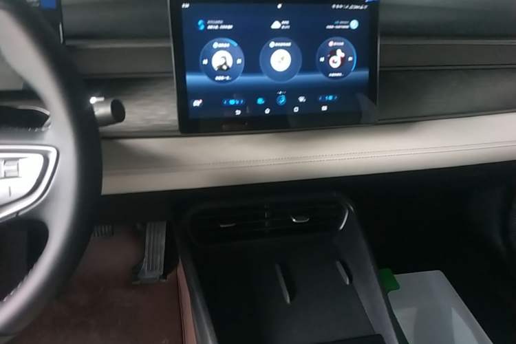 Used BYD Seal 05 DM-i 2025 DM-i Smart Drive 55KM Luxury Model Audio And AC Panel