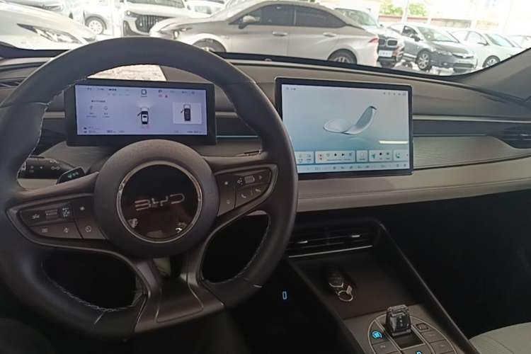 Used BYD Seal 05 DM-i 2025 DM-i Intelligent Drive 120KM Flagship Model Center Console