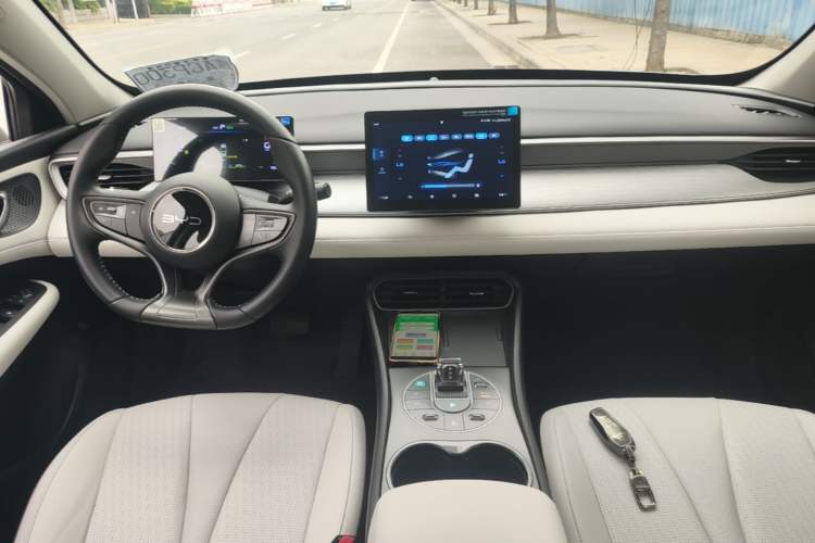 Used BYD Seal 05 DM-i 2025 DM-i Smart Drive 55KM Luxury Model Center Console