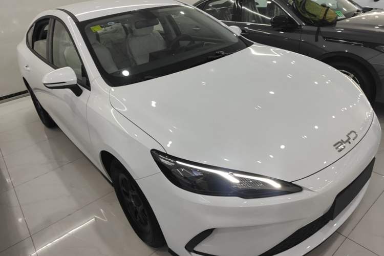 Used BYD Seal 05 DM-i 2025 DM-i Smart Drive 55KM Luxury Model Front Right 45 Deg