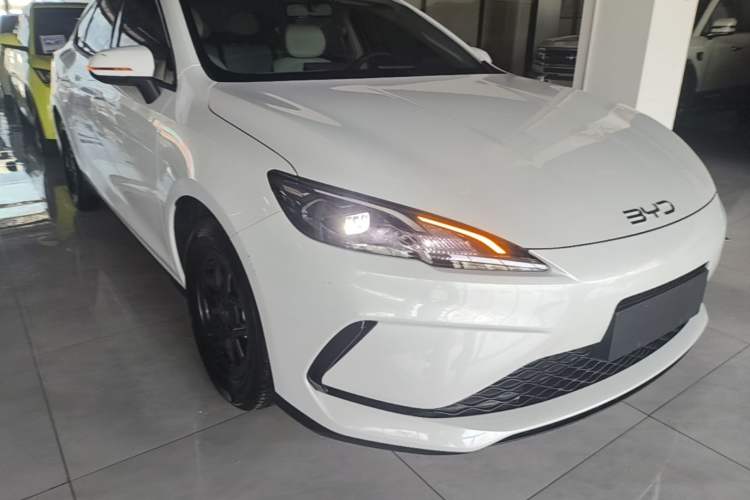 Used BYD Seal 05 DM-i 2025 DM-i Smart Drive 55KM Luxury Model Front Right 45 Deg