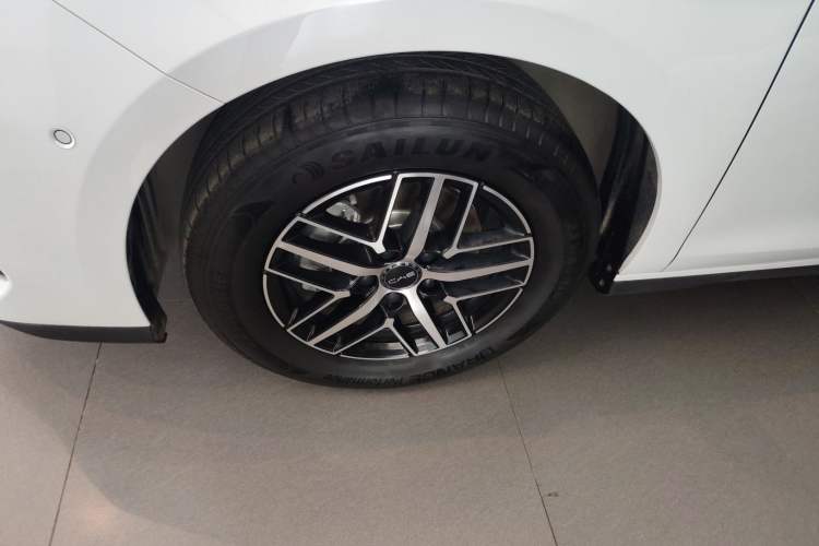 Used BYD Seal 05 DM-i 2025 DM-i Intelligent Drive 120KM Flagship Model Left Front Wheel Hub