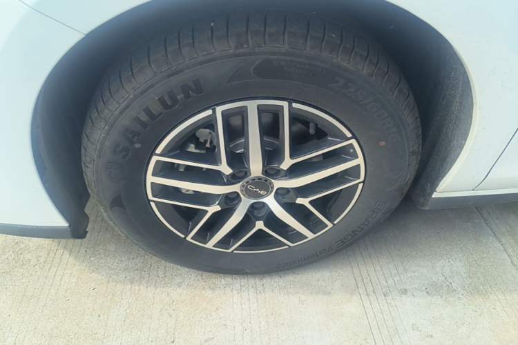Used BYD Seal 05 DM-i 2025 DM-i Intelligent Drive 120KM Flagship Model Left Front Wheel Hub