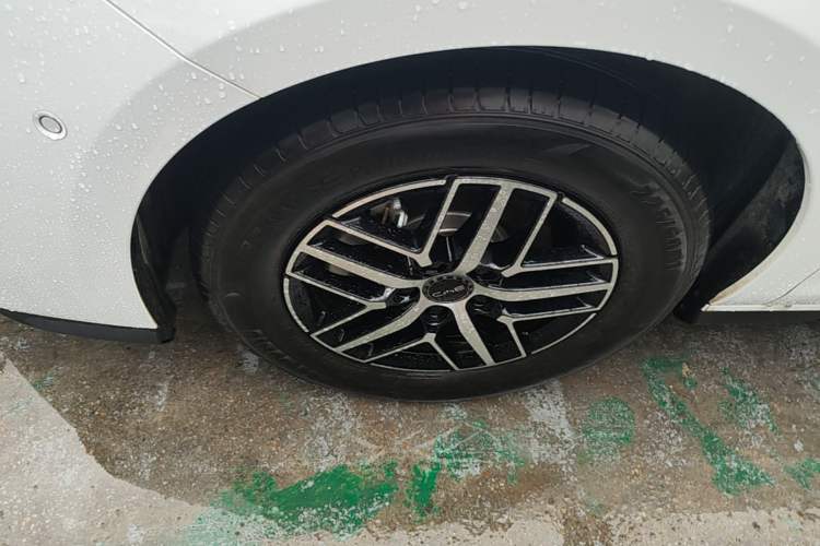 Used BYD Seal 05 DM-i 2025 DM-i Intelligent Drive 120KM Flagship Model Left Front Wheel Hub