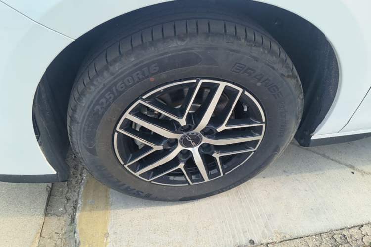 Used BYD Seal 05 DM-i 2025 DM-i Intelligent Drive 120KM Flagship Model Left Front Wheel Hub