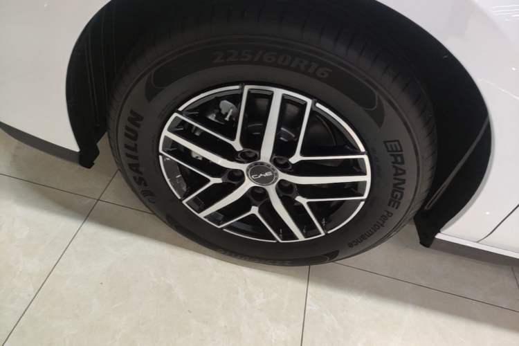 Used BYD Seal 05 DM-i 2025 DM-i Intelligent Drive 120KM Flagship Model Left Front Wheel Hub